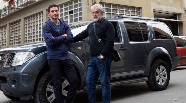 Pla obert dels actors Michel Noher i Carlos Blanco enregistrant un fragment de la sèrie 'La Unidad' al carrer Medes de Figueres