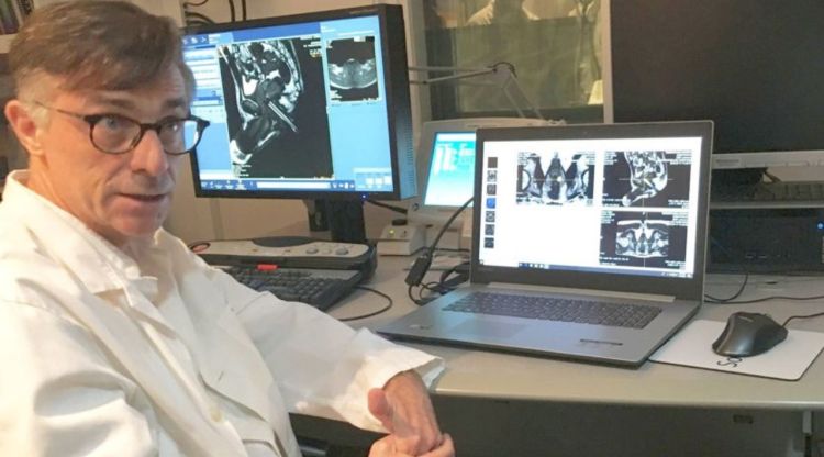 El doctor Joan Carles Vilanova de Clínica Girona durant la presentació del nou aparell robòtic