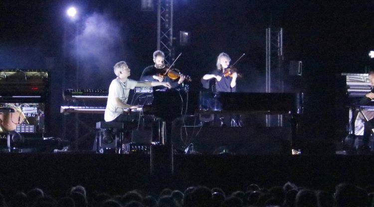 'Ólafur Arnalds amb els músics en la seva actuació al Festival Porta Ferrada