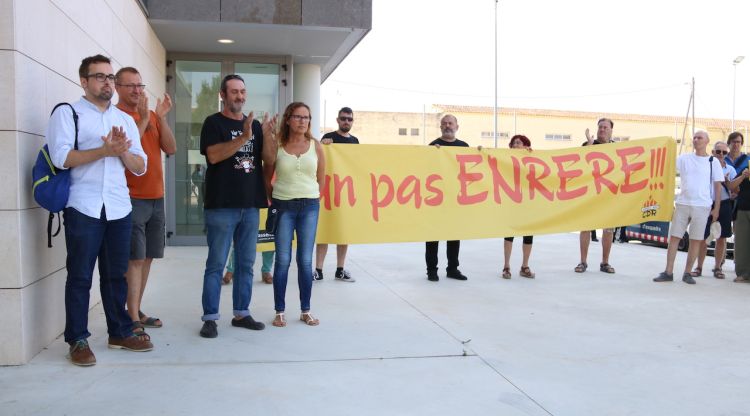 Alguns dels investigats a les portes dels jujats durant la concentració de suport. ACN