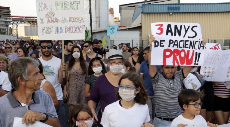 Manifestació a Sarrià de Ter per queixar-se de les pudors provinents de la paperera Hinojosa (arxiu). ACN