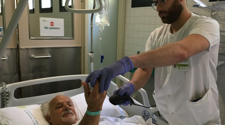 Un infermer i un pacient a l'hospital de Blanes (Selva) a la sortida de quiròfan. ACN