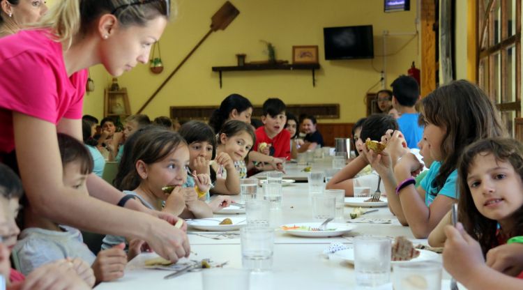 Els escolars al menjador del Mas Banyeres, a Centelles. ACN