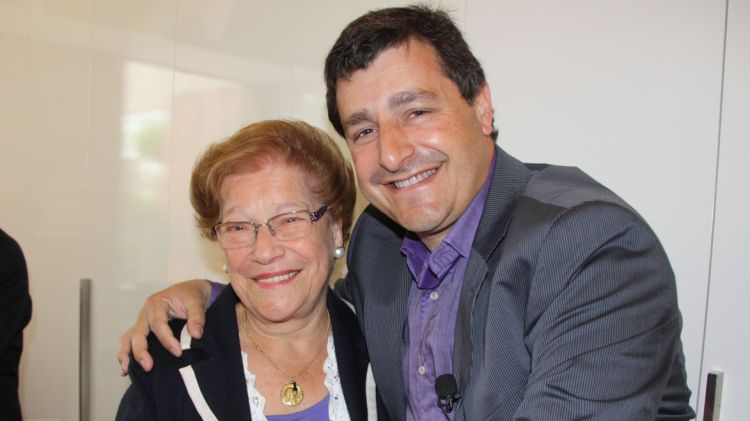El sommelier del Celler de Can Roca, Josep Roca, amb la seva mare Montserrat Fontané © ACN