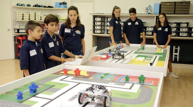 Els dos equips treballant en els robots a l'escola Innova't de Girona. ACN