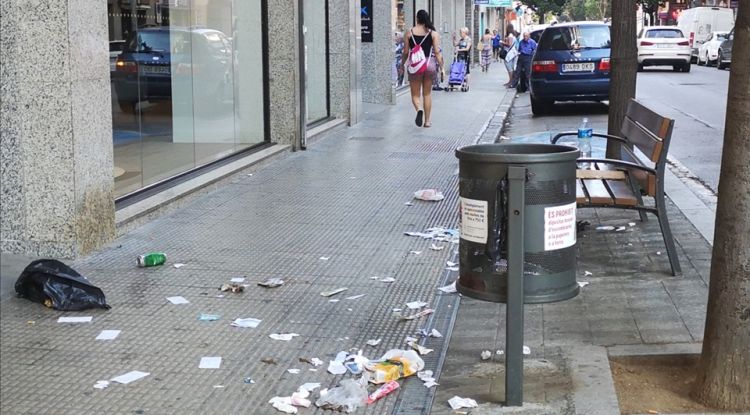 Un tram del carrer Nou de Figueres, ple de papers pel terra. Roser Llambrich