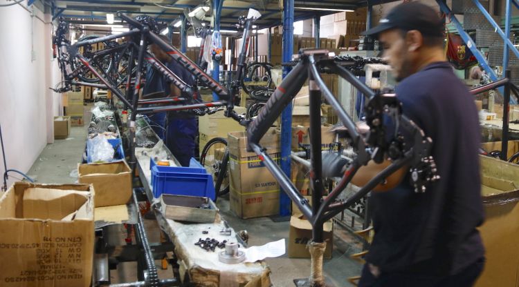 Un dels treballadors a la nova línia de muntatge de bicicletes d'Ecosol a Vilablareix (Gironès)