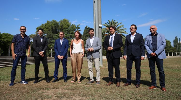 Foto de família davant un dels nodes de monitoratge instal·lats a Girona