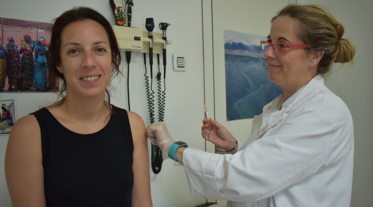 Una usuària de l'Unitat de Salut Internacional del Santa Caterina posant-se una vacuna abans de viatjar