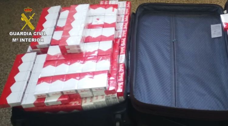 Una de les maletes amb paquets de tabac de contraban comissats
