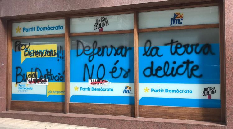 Les pintades que han aparegut a la seu de Junts per Catalunya a Figueres