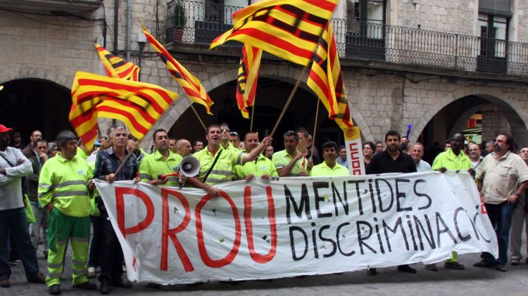 Concentració dels treballadors de la recollida selectiva aquest dimarts davant l'Ajuntament © ACN