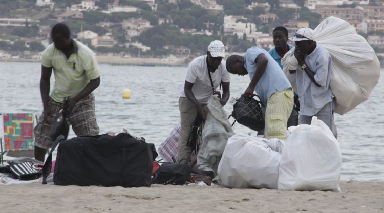 Un grup de venedors top manta a la platja de Santa Margarida de Roses (arxiu)