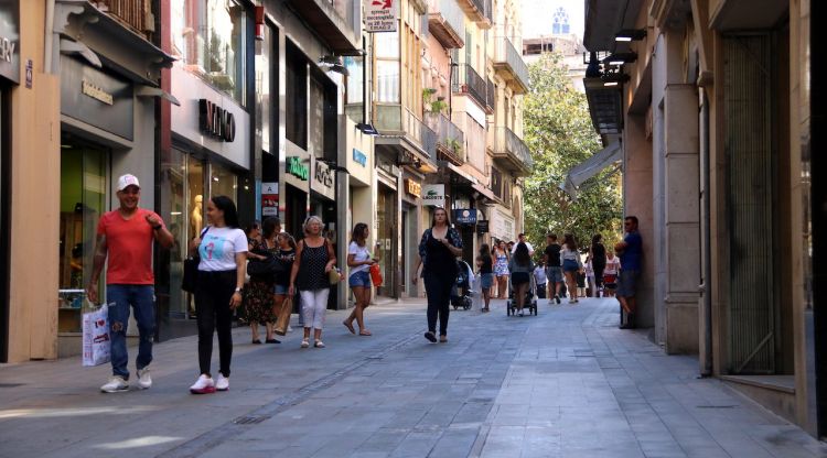 Alguns dels establiments comercials del centre de Figueres, aquest 1 d'agost. ACN