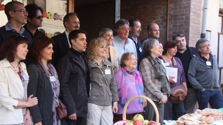 Foto de família dels escriptors participants en l'acte literari de Torroella de Montgrí © ACN