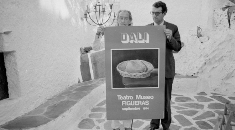 Retrat de Salvador Dalí i l'alcalde de Figueres, Pere Giró, amb el cartell oficial del Museu Dalí, al jardí del seu domicili a Portlligat