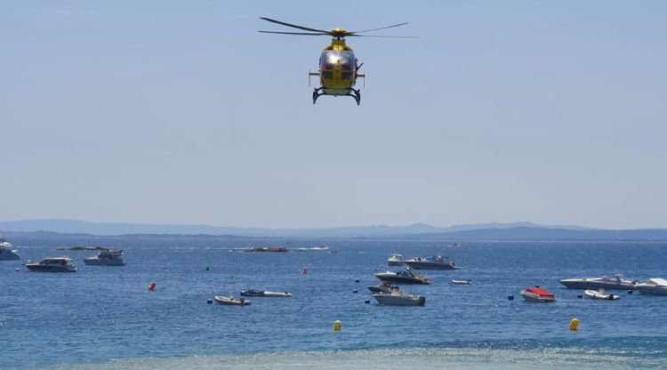 L'Helicòpter del SEM arribant a la platja de Canyelles Petites per assistir un banyista el dissabte passat. Sergi Espinosa