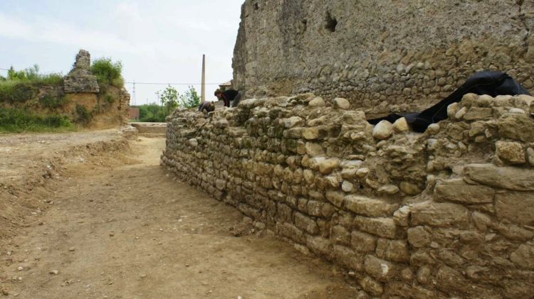 Imatge de la muralla medieval que ha quedat al descobert a Palol Sabaldória, Vilafant © ACN