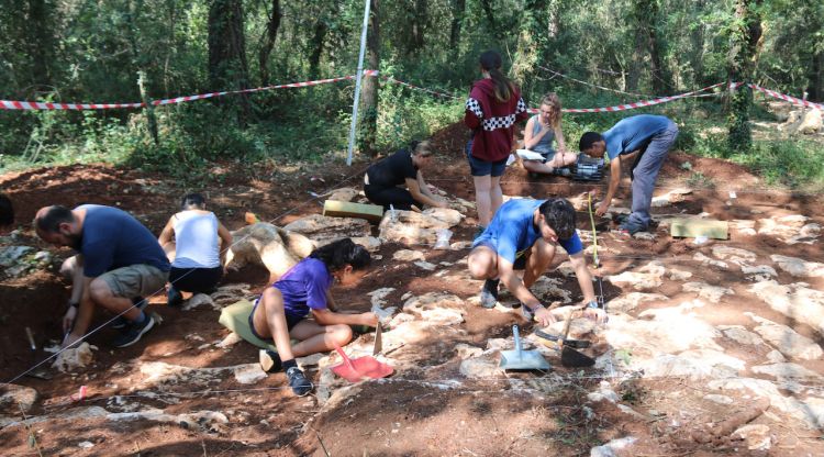 La cala que s'està excavant, ahir a Fontcoberta. ACN