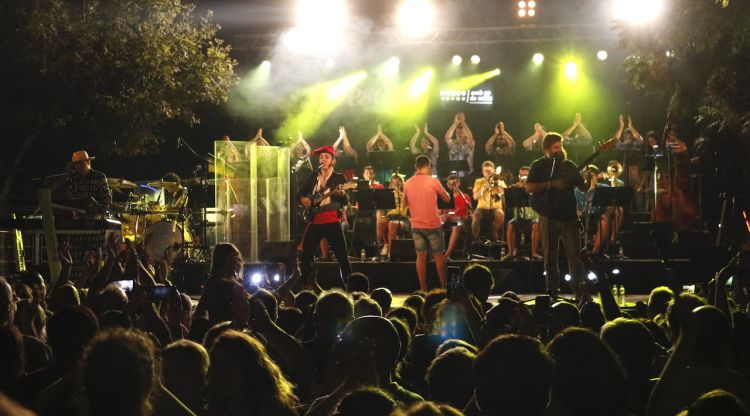 El grup Obeses amb la Cobla Berga Jove i el cor Obeses en el concert del festival Amb So de Cobla. ACN