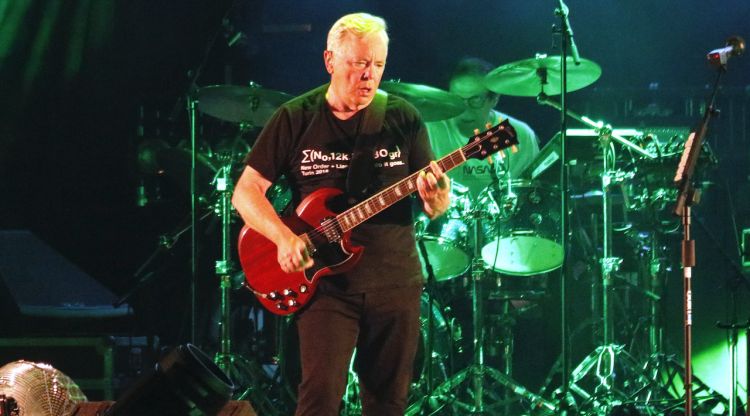 El cantant de New Order, Bernard Summer, tocant la guitarra durant el concert en el Festival de Porta Ferrada. ACN