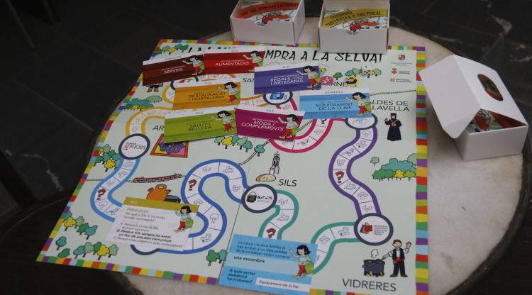 El taulell d'El joc de la Laura que s'ha inventat la Federació de Comerç de la Selva. ACN
