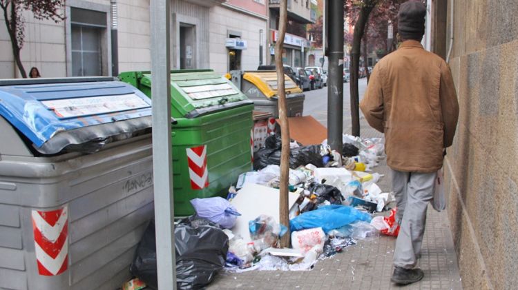 Contenidors plens de brossa en un carrer de Girona © ACN