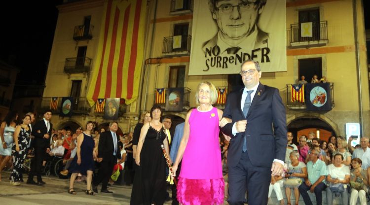 El president de la Generalitat, Quim Torra, i l'alcaldessa d'Amer, Maria Rosa Vila. ACN