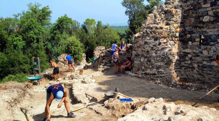 L’excavació a la façana sud del castell de Sant Iscle, on s’ha documentat un tram nou de muralla que fa 12 metres