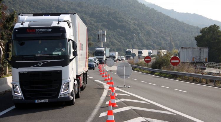 Retencions de camions a l'autopista AP-7 amb motiu del restabliment de la frontera per la celebració de la cimera del canvi climàtic a París el 2015. ACN