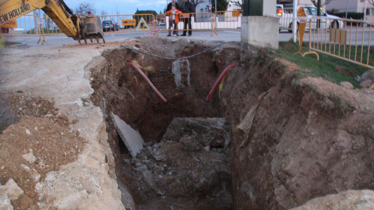 El forat que ha quedat després de l'esllavissada, on el treballador ha quedat colgat © ACN