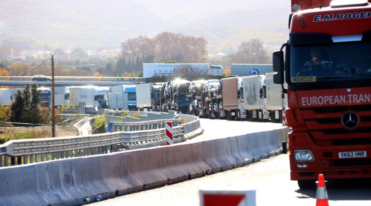 Pla general d'un tram de l'autopista A9 al Voló amb centenars de camions (arxiu). ACN