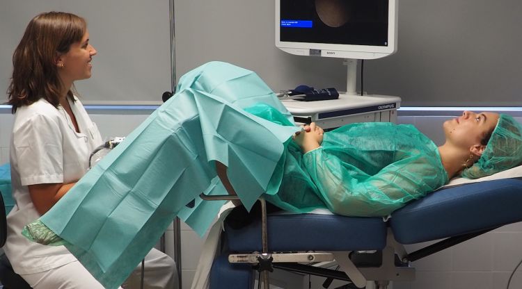 Una professional realitza una histeroscòpia a una pacient