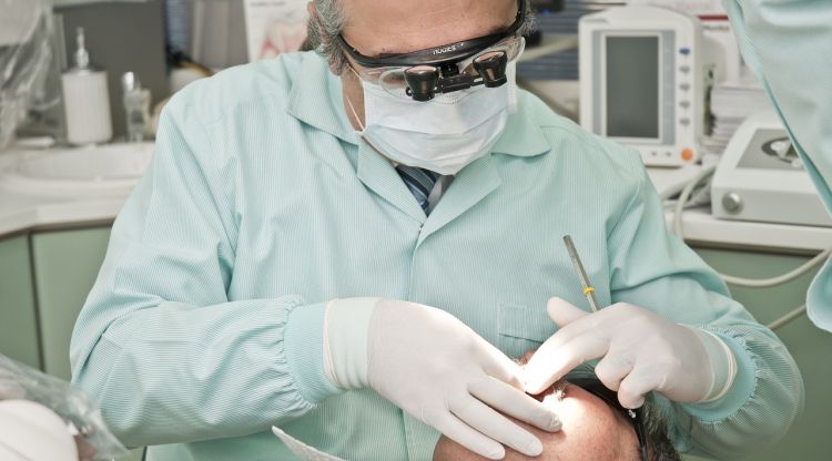 Un dentista posant un corrector invisible