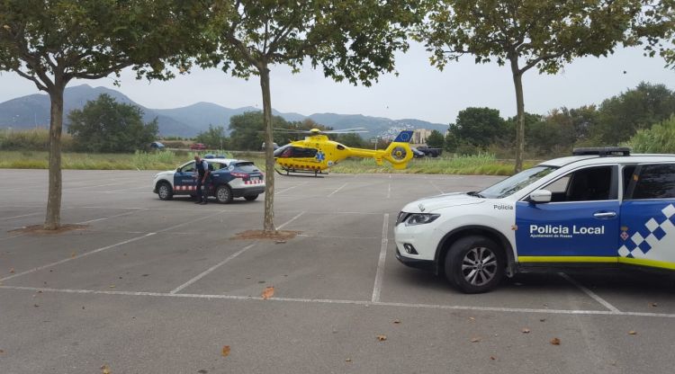 Els efectius policials i d'emergències a l'aparcament del parc aquàtic ahir. Vila de Roses