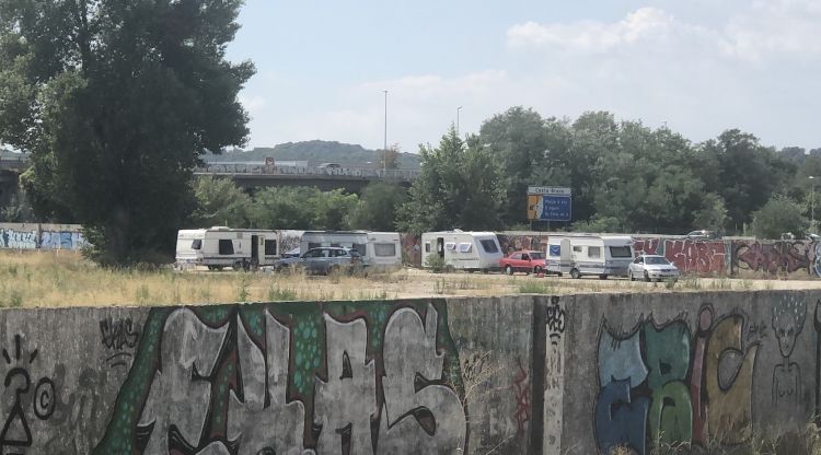 Les caravanes situades a l'extrem més allunyat de l'entrada al solar. M. Estarriola