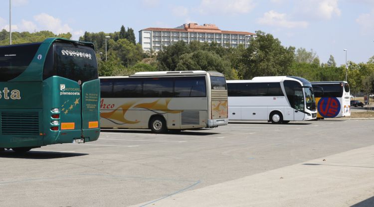 Alguns dels autobusos aparcats a la zona de Fontajau, on l'Ajuntament de Girona obliga a aparcar els autobusos turístics. ACN