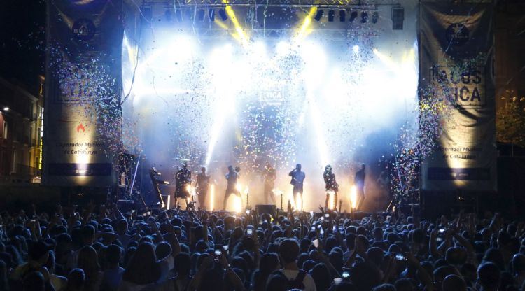 Inici del concert de La Pegatina al Festival Acústica de Figueres mentre llancen confetti. ACN