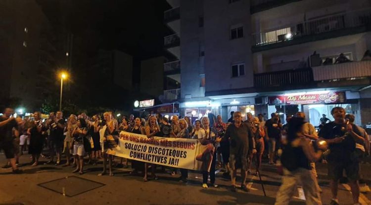 Un grup de veïns manifestant-se davant la discoteca Arena la setmana passada