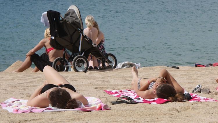 Turistes aprofitant una estona de sol a la Costa Brava © ACN