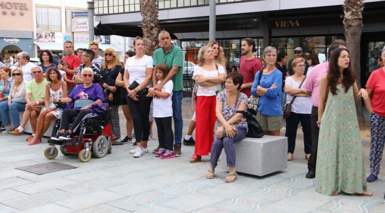 Una petita representació de les persones que s'han concentrat davant de l'Ajuntament. ACN