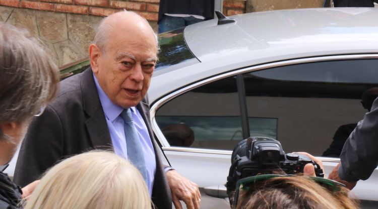 Jordi Pujol en arribar al Tanatori de les Corts. ACN