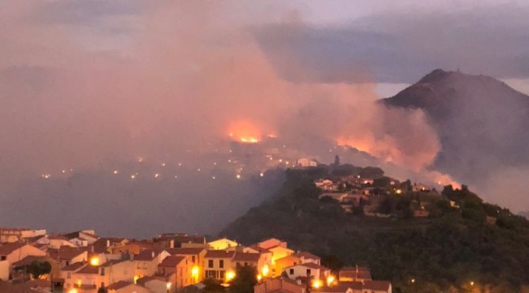 Les flames apropant-se a un grup de cases. Céline Llambrich / France 3 Pays Catalan