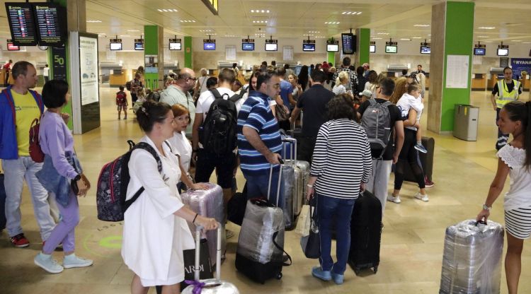 Passatgers fent cua als taulells a l'aeroport de Girona el 2 de setembre. ACN