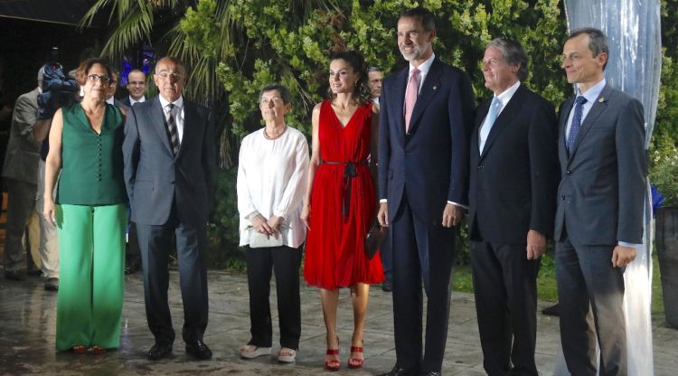 Els reis d'Espanya i la resta d'autoritats el 28 de juny del 2018, poc després d'arribar al Mas Marroch de Vilablareix. ACN