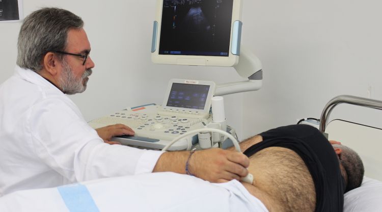 Professional de la unitat d’Hipertensió del Servei de Nefrologia del Trueta realitzant una prova a un pacient