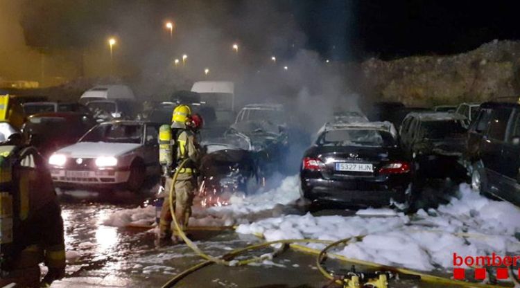 Els Bombers treballant en les tasques d'extinció de l'incendi que s'ha declarat en una empresa de la Jonquera