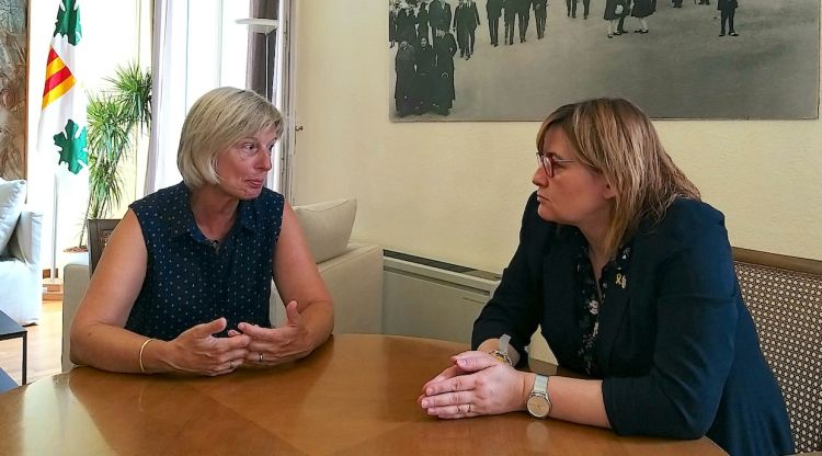 Agnès Lladó (dreta) amb l'alcaldessa de Vilafant, Consol Cantenys