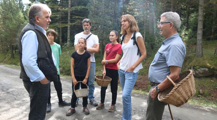 Una família a punt de sortir a buscar bolets. ACN