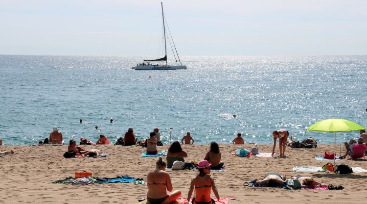 Turistes a la platja de Lloret de Mar, aquest matí. ACN